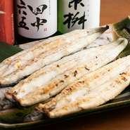 鹿児島県産の大きめの鰻が使われた、食べ応えのある逸品。皮はパリッと、身はフワッと仕上げられており、鰻の旨みを存分に楽しめます。
※画像は『白焼き』です。