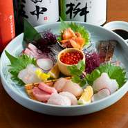 天然だい・地あじなど、毎朝店主自ら糸島の市場に行き、目利きして仕入れた鮮魚、漁師から直接仕入れた活魚などが10品。その日の仕入れ状況で魚の種類は異なります。「2名で2,000円」などと指定することもできます。