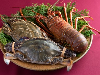 いろいろな調理法で素材本来のおいしさを味わえる『伊勢海老・渡り蟹』