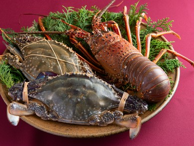 いろいろな調理法で素材本来のおいしさを味わえる『伊勢海老・渡り蟹』