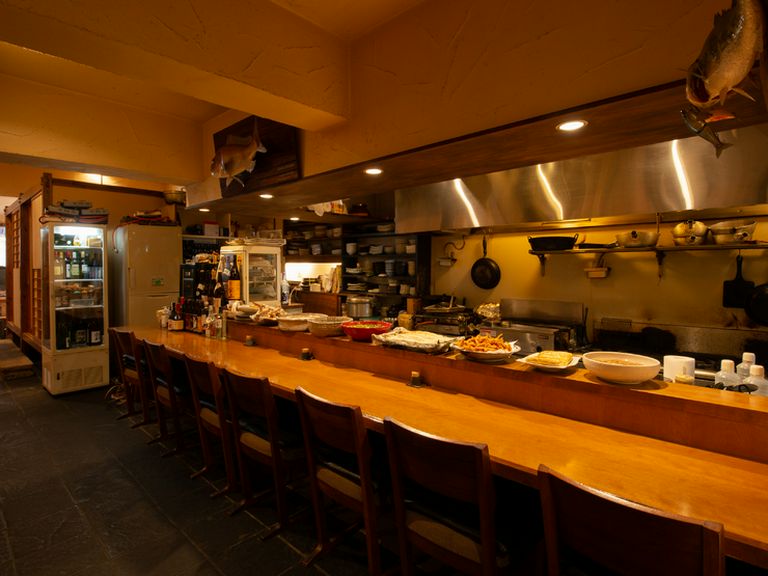 大皿料理が並ぶカウンター席は、お一人様の特等席