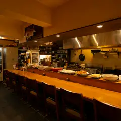 大皿料理が並ぶカウンター席は、お一人様の特等席