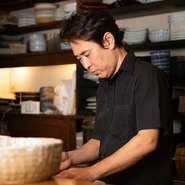 「糸島の市場で目利きした鮮魚と漁師から仕入れた天然活魚を使って、その魚に応じたおいしい料理法で提供します」と笑顔で語る林さん。海鮮料理と相性のいいお酒も揃えて、快適な時間を演出してくれます。