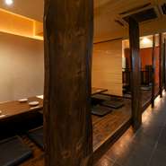 落とし気味の照明が心地いい、落ち着いた雰囲気の店内には最大30名まで使える個室も完備。4名以上で利用すれば、コースメニューに120分飲み放題を付けることができます。