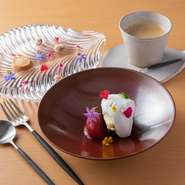 「糸島富士」と称される可也山を眺めながら、女性同士で幸せな美味にひたれる店。ランチは3600円と6000円の2種があり、一皿目からデザートの『小さな幸せ　ミニュアルディーズ』まで感動の味が続きます。
