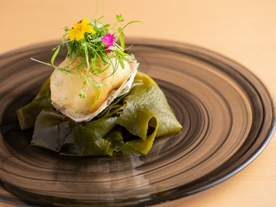 糸島名物「みるく牡蠣」の持ち味が輝く傑作料理『海の恵み』