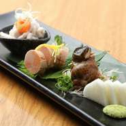 『白子ポン酢』や『あぶり明太子』など、人気の「肴」メニューの盛り合わせ。美味しい料理に合うように厳選された種類豊富な日本酒との相性もピッタリです。