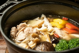 生の高麗人参スプラウト付き　岩手県産菜彩鶏胸肉の薬膳スープ煮