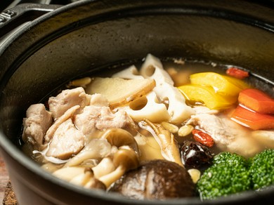生の高麗人参スプラウト付き　岩手県産菜彩鶏胸肉の薬膳スープ煮