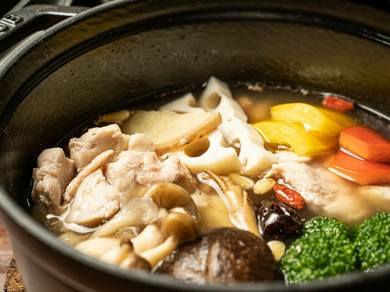 生の高麗人参スプラウト付き　岩手県産菜彩鶏胸肉の薬膳スープ煮