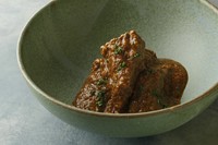 フランスの定番料理、牛ホホ肉の赤ワイン煮をベースに仕上げた唯一無二のしんのうオリジナル

ハーフサイズ　2420円