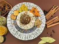 甘みとスパイシーさのバランスが絶妙『薬膳キーマカレー』
お砂糖の代わりに生薬を用いるなど、約25種類の生薬・スパイスを使用した味わい深い一品。合いびき肉と香味野菜たっぷりのカレー。