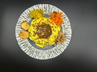 薬膳キーマカレーに、モルネーソース（チーズベシャメル）をトッピング。