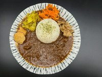全国肉用牛枝肉共励会の名誉賞をブランド牛で最多の6度受賞した岩手県『前沢牛』を使用。
クコの実・竜眼肉・陳皮などを使用し気・血・水をしっかりと考えた
デミグラスカレーとスパイスカレーのハイブリッドカレー