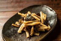 金針菜とはワスレグサの蕾。食感がいいので同じく食感のいい白玉キクラゲと和えました