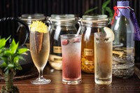 さまざまな効能があると言われる生薬をウォッカに漬け込み、常時30種類ほど用意
「体調チェック表」からゲストの体質を把握し、一人ひとりにぴったりの体質薬酒をチョイス。