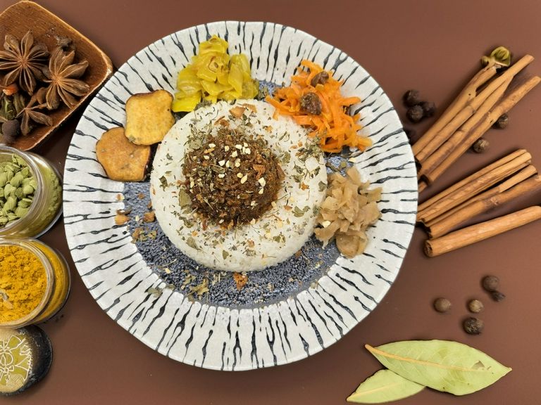 甘みとスパイシーさのバランスが絶妙。ランチタイムの人気メニュー『薬膳キーマカレー』