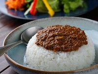 お砂糖の代わりに漢方を用いるなど、約25種類の生薬・スパイスを使用した味わい深い一品。合いびき肉と香味野菜たっぷりのカレーに合わせるのは、三上さんの地元・岩手県産の特別栽培米「ひとめぼれ」です。