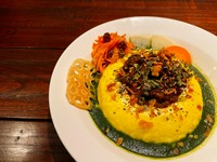 キーマカレーにオリジナルチーズソースをトッピング