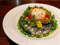金木犀香る和風アボカドマグロ丼　温玉乗せ。アボカドが気を巡らせ、マグロが血を補い、金木犀が身体を温めます。