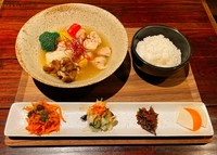 美容 健康食の韓国の伝統料理を洋風にアレンジ。『しんのう風サムゲタン』鶏モモ肉を高麗人参や漢方などとじっくり煮込んだ一品。薬膳のベースとなる5色（青・赤・黄・白・黒）の野菜をバランスよく盛り込みました。