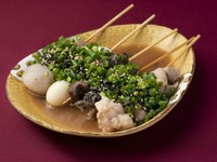 1本にショウチョウ、センマイ、ハツがうってある串です。
味は黒味（油）と白味（味噌）の2種類ございます。
九州の食材にこだわった看板メニューです。