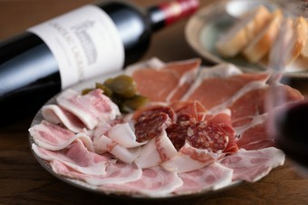 削りたて　生ハムの盛り合わせ