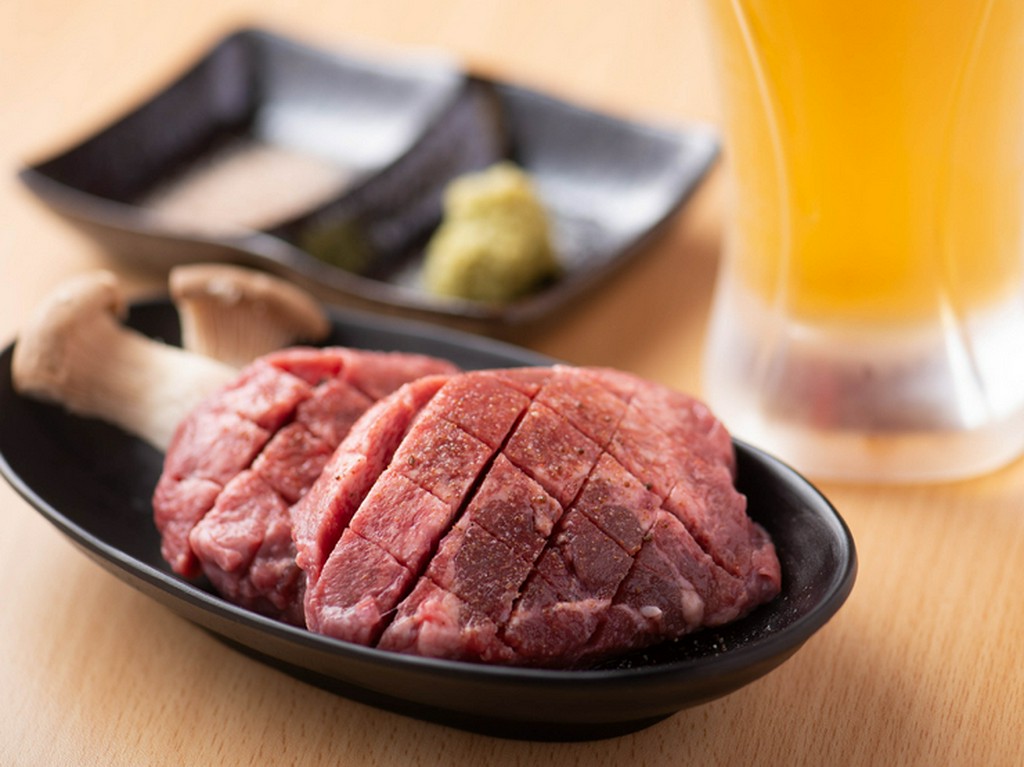 希少な国産牛タンを贅沢に味わう『厚切りタン』