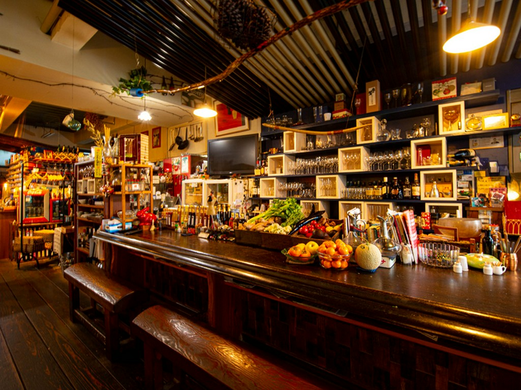 お酒や料理をよりおいしくしてくれる高級食器が、非日常を演出