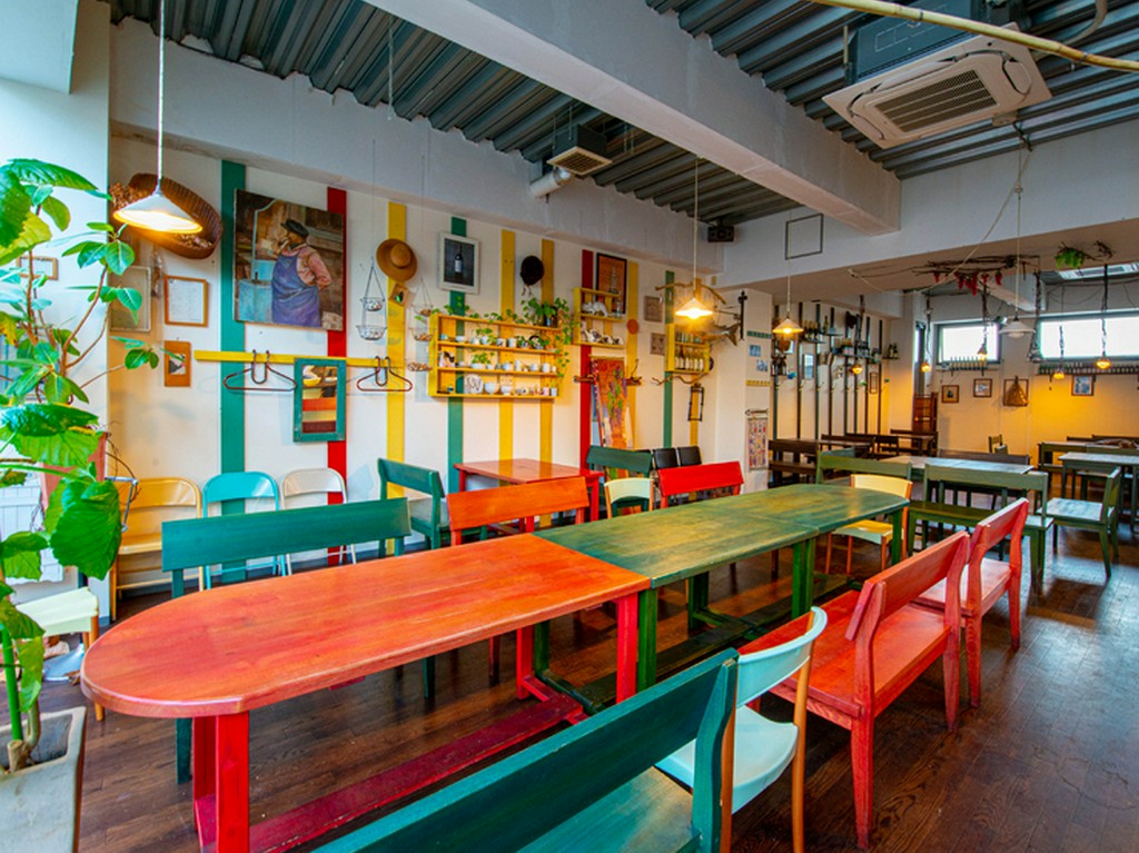 ポップな色合いが可愛らしい2階のテーブル席は、20名から貸切可