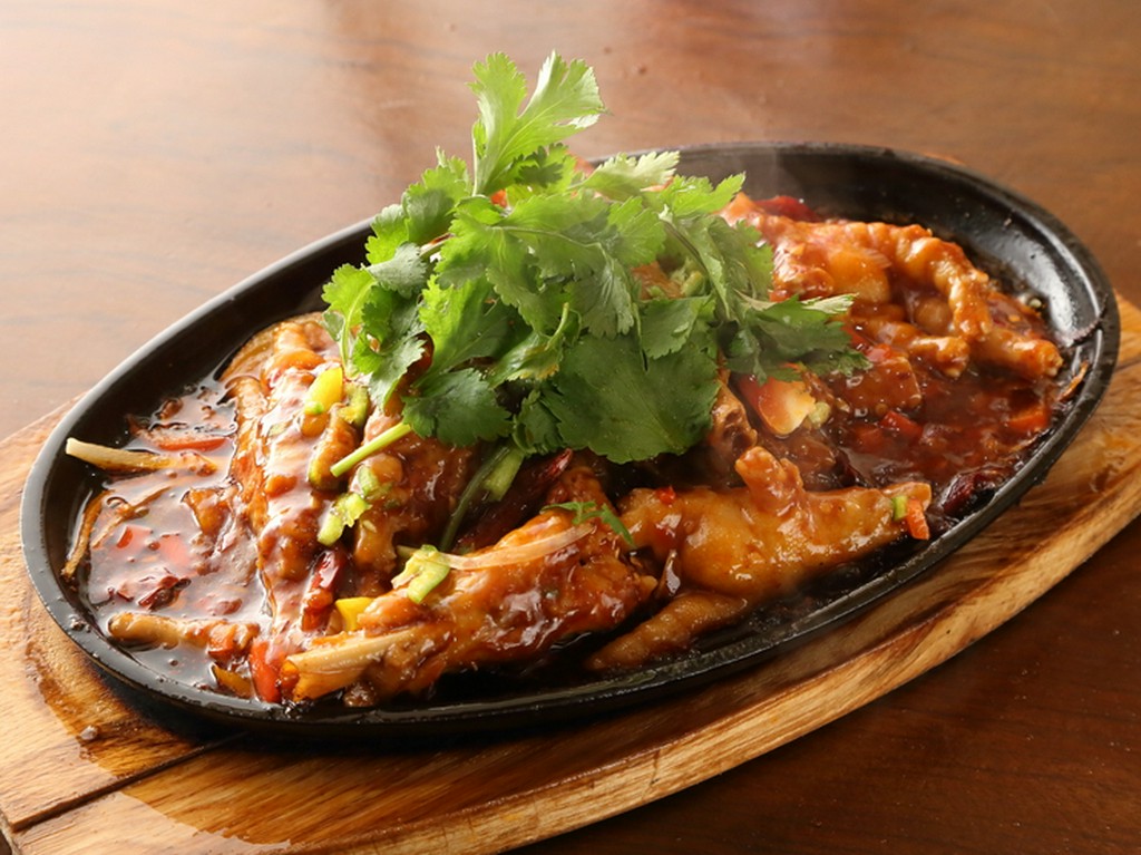 ビールとの相性も抜群。人気ナンバーワンメニュー『鉄板鳥もみじ』