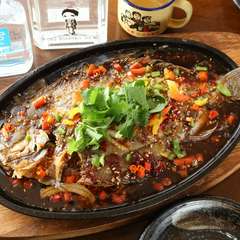 旬の鮮魚を鉄板焼きに。中国料理の本場で修業した料理人がつくる鉄板料理『鉄板魚』