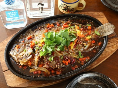 旬の鮮魚を鉄板焼きに。中国料理の本場で修業した料理人がつくる鉄板料理『鉄板魚』