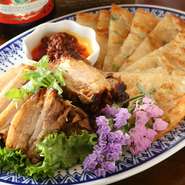 料理に使われる食材は、新鮮な国産を中心に仕入れが行われています。また調味料や厳選食材など、本場中国から輸入しているものもあり、日本の食材と中国東北料理の見事なコラボレーションを楽しめます。