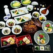 当店自慢の鰻とかしわ両方を満喫できる贅沢なコースです。お鍋はこだわりの南部鉄器でご提供。