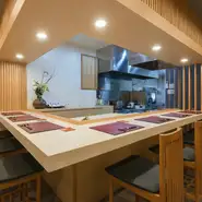 芳醇なだしの香りや油がはねる音、目にも美しい盛り付けなど、季節の料理を五感で楽しませてくれるこちらのお店。料理人である國吉さんと奥様のあたたかなもてなしも人気を集めています。