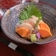 旬の食材を使用し、味付け・盛り付けにもこだわる國吉さん。この日のメニューは、素材の旨みを存分に引き出した『あん肝オレンジ煮』。暑い日には酸味を効かせ、寒い日は心まで温まる一品でゲストをもてなします。