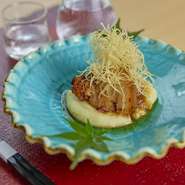 会席料理一通り食べられるコースです。揚物は目の前で揚げたてを提供致します。