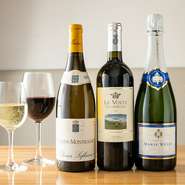 樽生ワインの他にも、料理に合う世界各地のワインを厳選して用意しています。