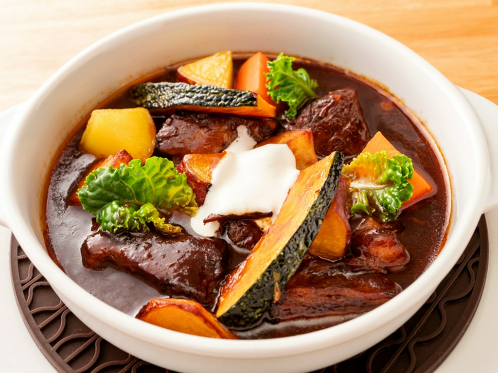 料理のベースはこだわりのデミグラスソース