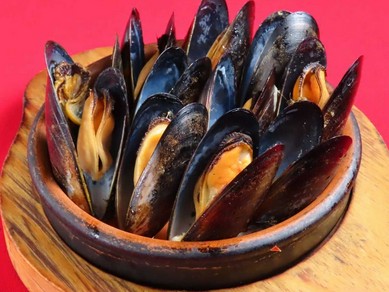 バリエーション豊富な料理を囲んで盛り上がる歓送迎会