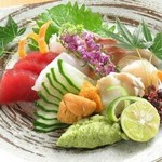 鮮魚を堪能！華やかな見た目の『造り5種盛合わせ』