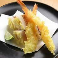 新鮮な魚や旬の食材を使用した花音の天ぷら。サクサクの衣の中からふわっと旨みが広がります。サクサクで驚くほどに軽く、素材の旨みをやさしく包み込んだような上品な味わいです。