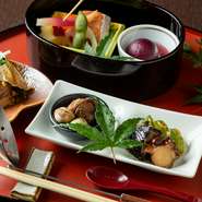 季節の京野菜などを使用する『八寸もの』。京野菜をはじめ、季節の食材を使用することで、四季折々の味覚を存分に楽しむことができるオススメの逸品です。
