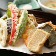 生麩田楽や湯豆腐など京都ならではのお料理をご用意しております