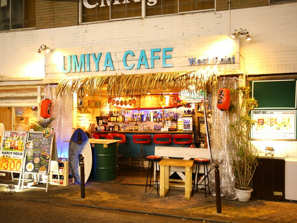 ウッド調でかわいい店内は居心地抜群！ 