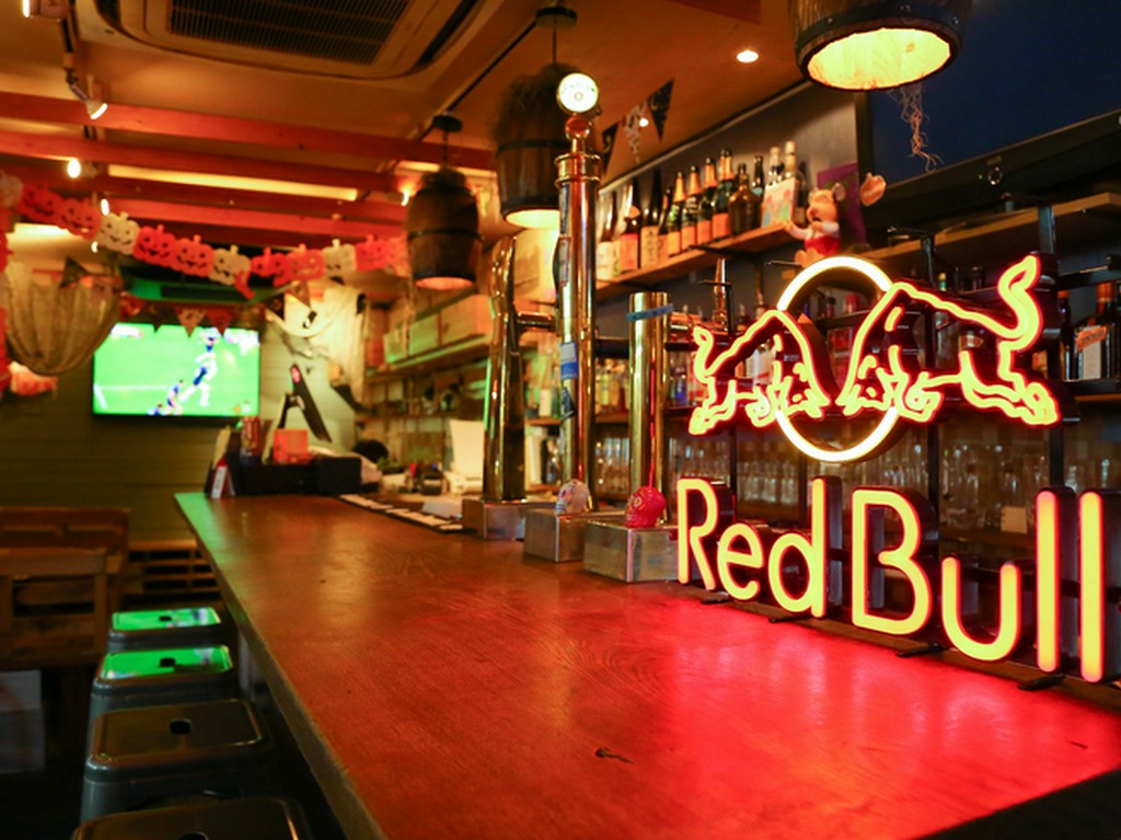 なんば・心斎橋駅より3分、気軽に立ち寄れる海の家のような空間