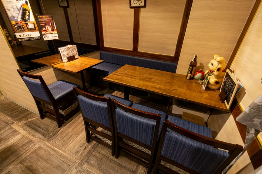 カウンターだけでなくテーブル席もご用意しております