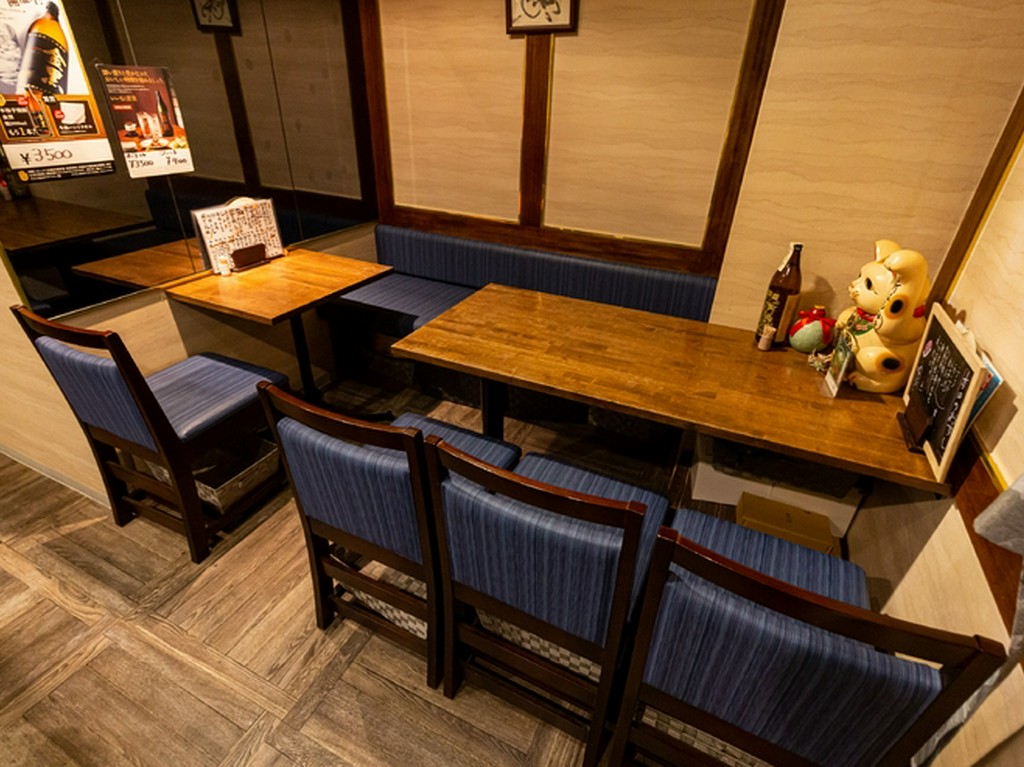 カウンターだけでなくテーブル席もご用意しております