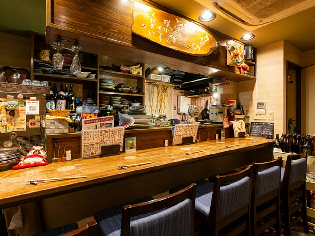お一人様大歓迎。カウンターでは女将との会話をお楽しみください